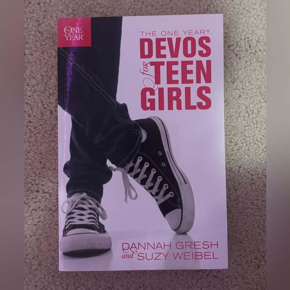 The One Year Devos for Teen Girls Book